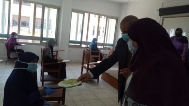 رئيس جامعة الأزهر يستقبل الطالبات بهدايا وقائية ضد فيروس كورونا