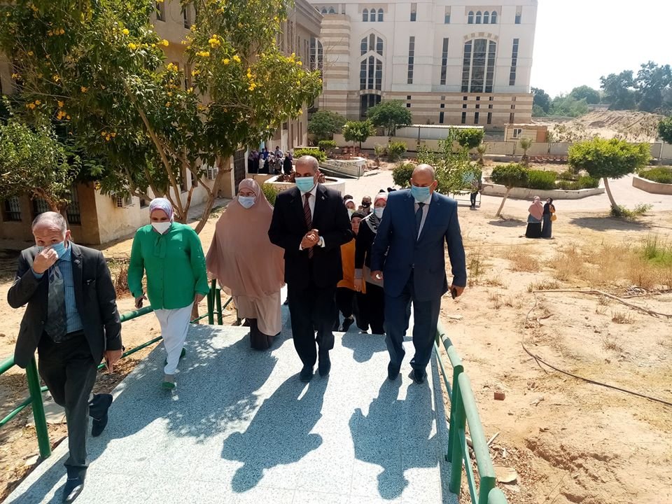 رئيس جامعة الأزهر يستقبل الطالبات بهدايا وقائية ضد فيروس كورونا