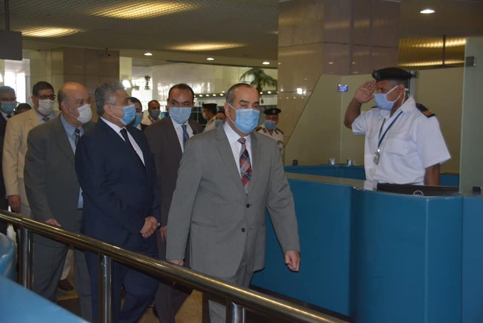 وزير الطيران المدني يتفقد مطار القاهرة