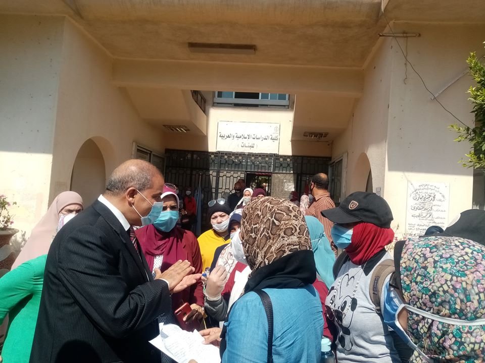 رئيس جامعة الأزهر يستقبل الطالبات بهدايا وقائية ضد فيروس كورونا