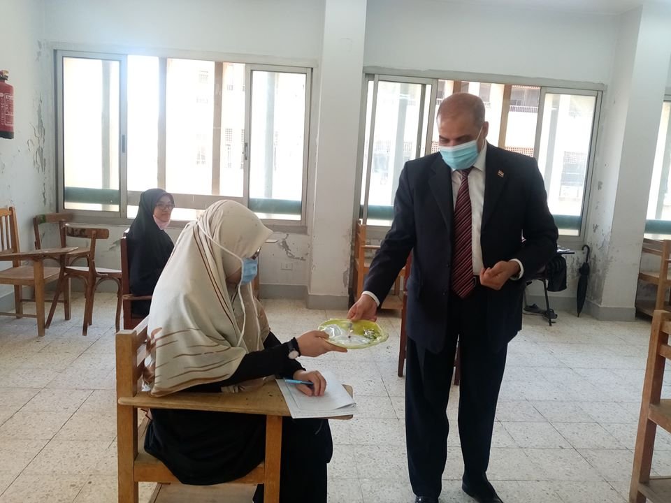 رئيس جامعة الأزهر يستقبل الطالبات بهدايا وقائية ضد فيروس كورونا