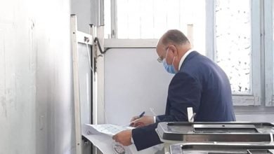 محافظ القاهرة يدلي بصوته