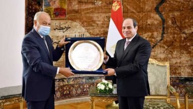 الرئيس السيسي يتسلم درع العمل التنموى العربى لعام 2020