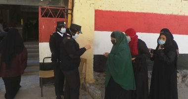 جانب من مشاركة النساء في الانتخابات