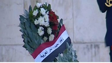 السيسي يضع أكيل من الزهور