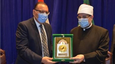 محافظ الشرقية يهدي درع المحافظة لوزير الأوقاف