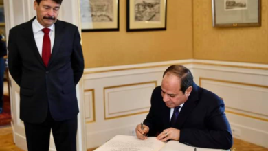 الرئيس السيسي يكتب كلمة في سجل الشرف بقصر الرئاسة بالعاصمة بودابست